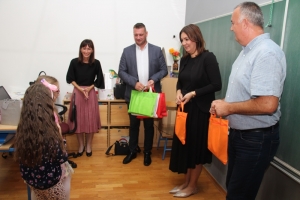 "Poklon paket dobrodošlice za prvašiće" uručila županica Antonija Jozić i načelnik općine Brestovac Zdravko Mandić