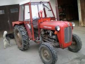 Sa nizom prekršaja 41-godišnjak opet vozio traktor s priključkom uz 1,90 promila alkohola i udario pješakinju u Gradcu - privremeno mu oduzet traktor