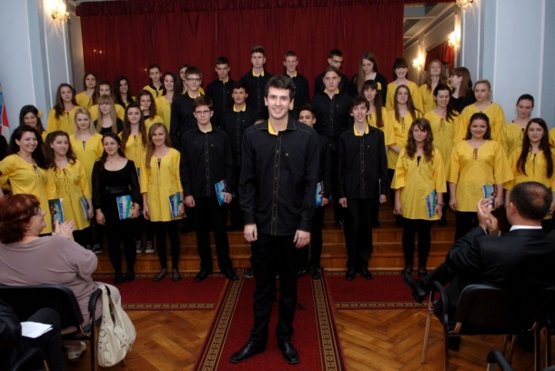  Na koncertu dirigirao zborom u kojem i sam pjeva