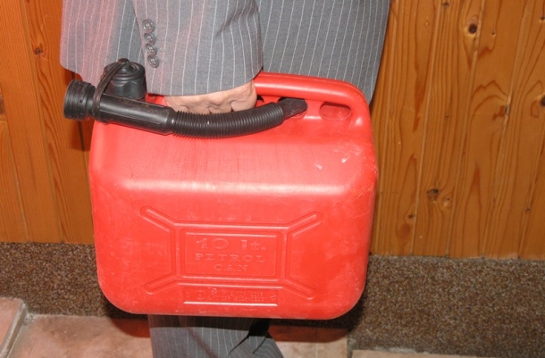 Krađa goriva iz traktora