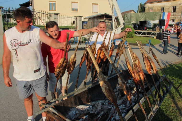 Nekoliko tisuća posjetitelja potrošilo tone ribe, najviše šarana na rašljama