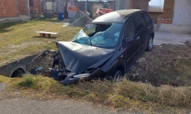 62-godišnji vozač automobilom sletio na putnu bankinu i udario u betonski kolni ulaz