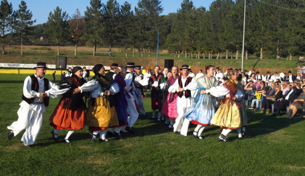 „Oj divojko, što u kolo nećeš“
