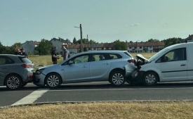 Dogodilo se 6 prometnih nesreća a u požeškoj Zrinskoj ulici između tri osobna automobila - jedna osoba ozlijeđena