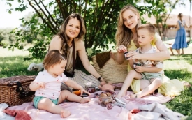 Kako uključiti bebu u uskrsni ručak (bez kuhanja posebnih obroka)