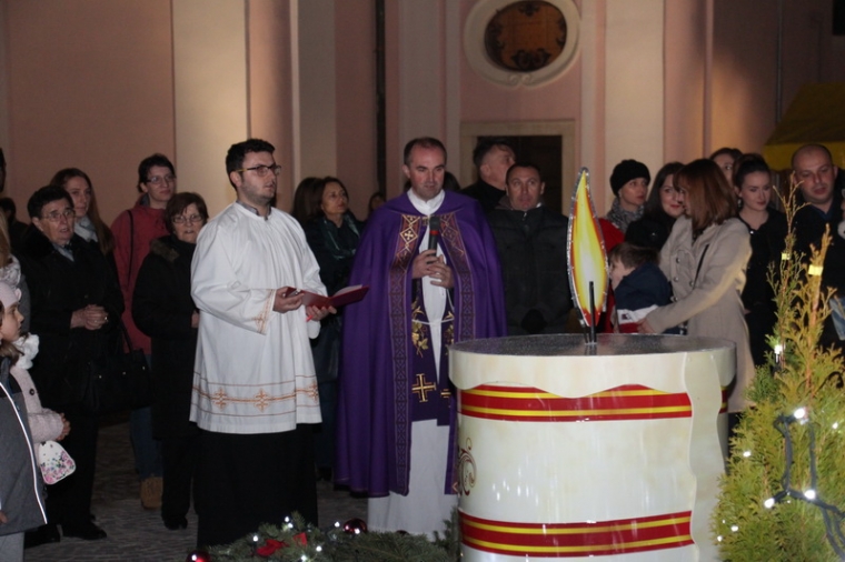 Prvi puta ispred požeške katedrale zapaljena adventska svijeća