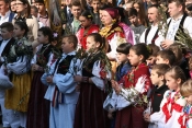 Velika procesija vjernika i djece do katedrale