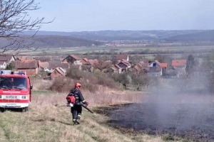 Požar otvorenog prostora u Dervišagi a u Bukovčanu pronašao rasprskavajuće protuavionsko streljivo