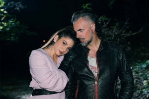 Sandi Cenov u pjesmi 'Ma boli me za sve' ugostio prelijepu Hanu, ali i posebnu ljepoticu na četiri kotača!