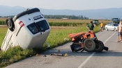 Prometna nesreća kod Turnića - Od siline udarca traktor puknuo popola, dvoje prevezeno u bolnicu