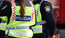 Upravljao mopedom bez vozačke dozvole i kacige te vrijeđao policijske službenike