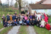 S vrtlaricom Kornelijom posadili osam stabala jabuka