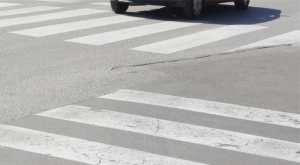 Pod utjecajem alkohola od 1,51 promil 53-godišnjak vozio automobil te na pješačkom prijelazu u Požegi udario u dijete i ozlijedio ga