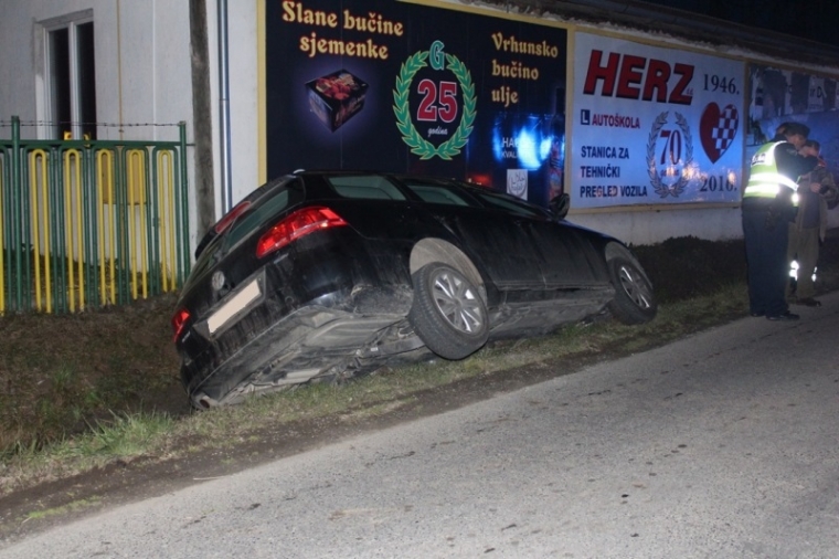 Skretao udesno pa sletio u kanal