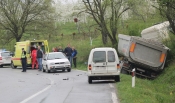 Vozač teretnog kamiona zadobio višestruke prijelome