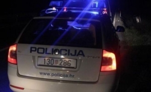22-godišnjak uz alkohol od 1,17 promila u noćnim satima vozio unazad "Citroen" pa udario u parkirani "BMW"