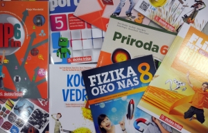 Radne bilježnice osnovnoškolcima a srednjoškolcima po četiri platnene maske
