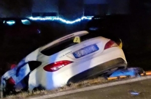 Uz alkohol sletio "Mercedesom" s prometnice u kanal i 3 osobe ozlijeđene