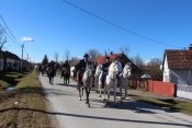 Od Drenovca, preko Bučja do Zagrađa jahalo 30-tak jahača i 6 zaprega