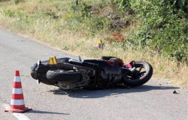 Između Striježevice i Kamenske 30-godišnji vozač motocikla bez vozačke ali s 1,76 promila sletio s ceste i teško se ozlijedio