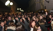 Požežani dočekali Novu godinu uz kuhano vino, čaj i krijesnice u šetališnoj zoni