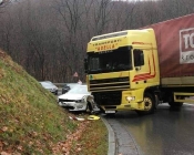 Prometna nesreća između automobila i tegljača u oštrom zavoju u lijevo na D-53 na Krndiji