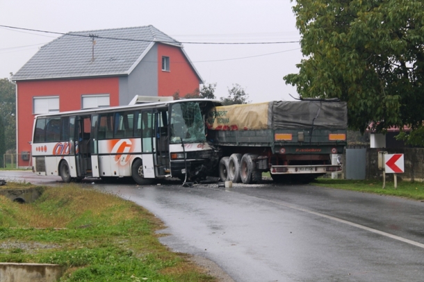 Sudar školskog autobusa i teretnog vozila, ozlijeđeno desetero djece i vozač