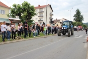 Kutjevačkim ulicama utrkivali se traktori, od motokultivatora, oldtimera, vinogradarskih do poljskih krstarica