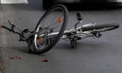 Sa 2,01 promila vozio bicikl nogostupom pa se zabio u nepropisno parkirani &quot;Mercedes&quot; i ozlijedio se