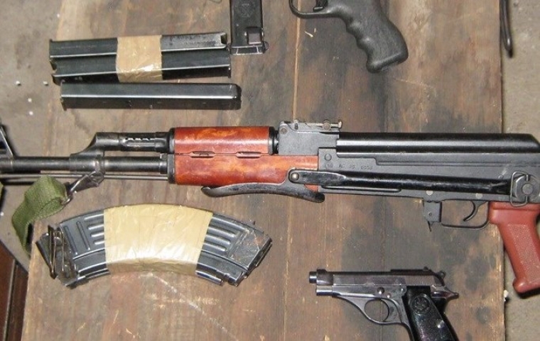 Požežaninu pronađen tromblon, automatska puška, eksploziv, streljivo a u Pleternici razbili stakla na zgradi muzeja