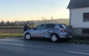 Neoprezno se "Hondom" uključivala u promet pa udarila u "Opel" 81-godišnjakinje