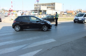 "Peugeotom" udarila žensku osobu na zebri u raskrižju Radićeve i Cirakijeve ulice