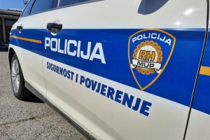 Vozač zaboravio povući ručnu kočnicu nakon parkiranja pa je policijsko vozilo otišlo samo do prvog zida