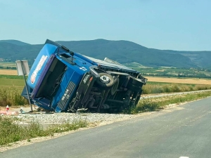 Neprilagođena brzina uzrokovala slijetanje teretnog automobila s kolnika