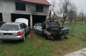 U požaru nagorjela dva "Audia" - izazvan vrućim pepelom u piljevini