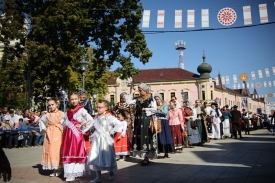 Tromjesečna Tonka Cerančević najmlađi sudionik Svečanog mimohoda 59. Vinkovačkih jeseni