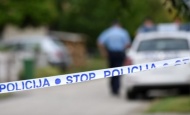 Sinoć 22-godišnji vozač s "Peugeotom" sletio s kolnika u dvorište i udario u stablo bora